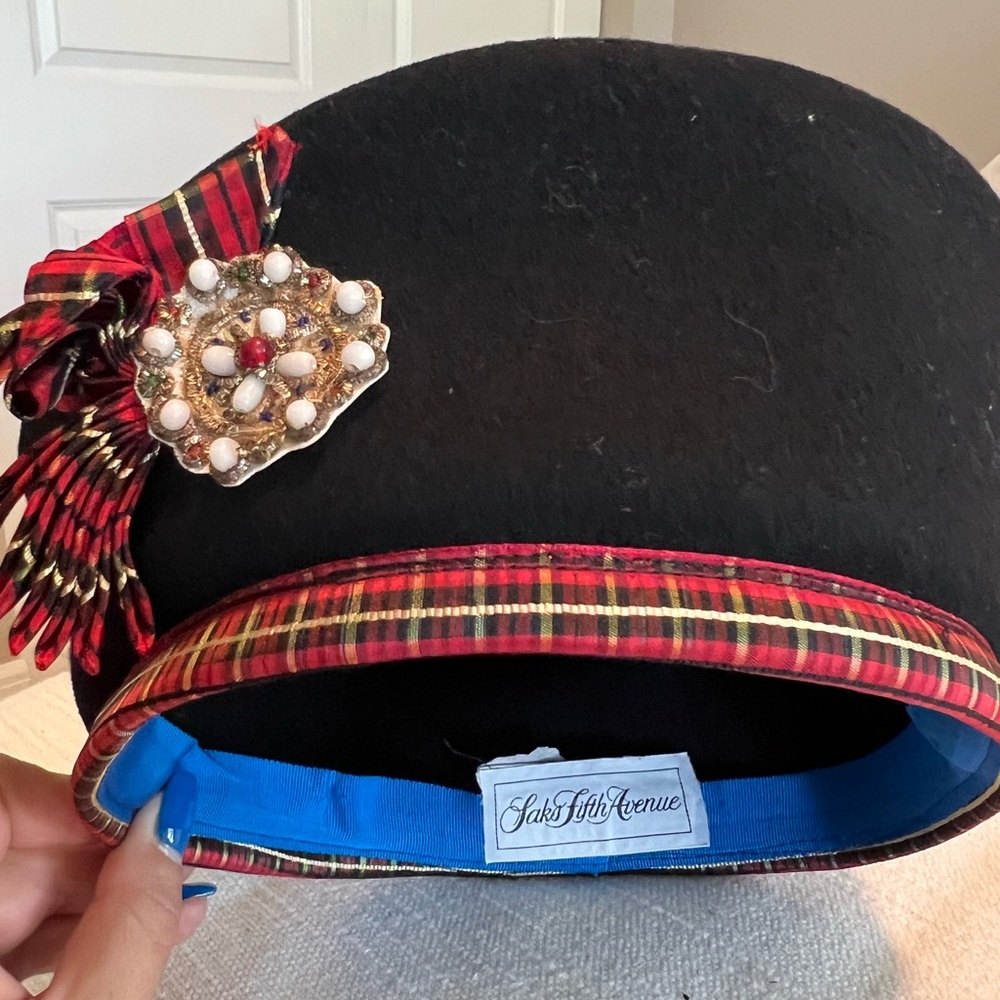 Saks Fifth Avenue Women’s Vintage Hat Peachfelt Black Red Plaid White Brooch EUC